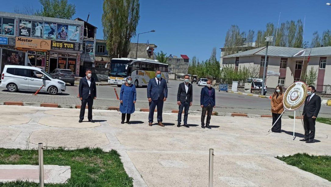 23 Nisan Ulusal Egemenlik ve Çocuk Bayramının 101. Yılı Vesilesiyle Atatürk Anıtına Çelenk Sunma Programı Gerçekleştirdik