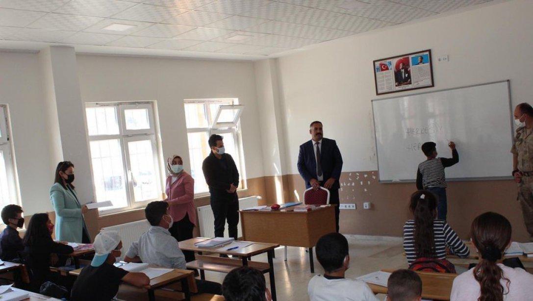 Sayın Kaymakamımız Kübra DEMİRER , İlçe Milli Eğitim Müdürümüz Sayın Necdet BOZYEL ile Birlikte Azıklı İlkokulunu Ziyaret Etti