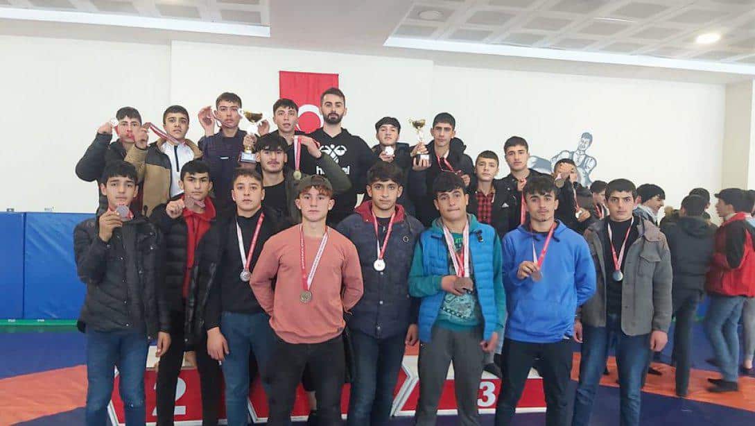 İl Geneli Liseler Arası Düzenlenen Güreş Şampiyonasında Hasköy Anadolu İmam Hatip Lisesi İl 2. si Oldu