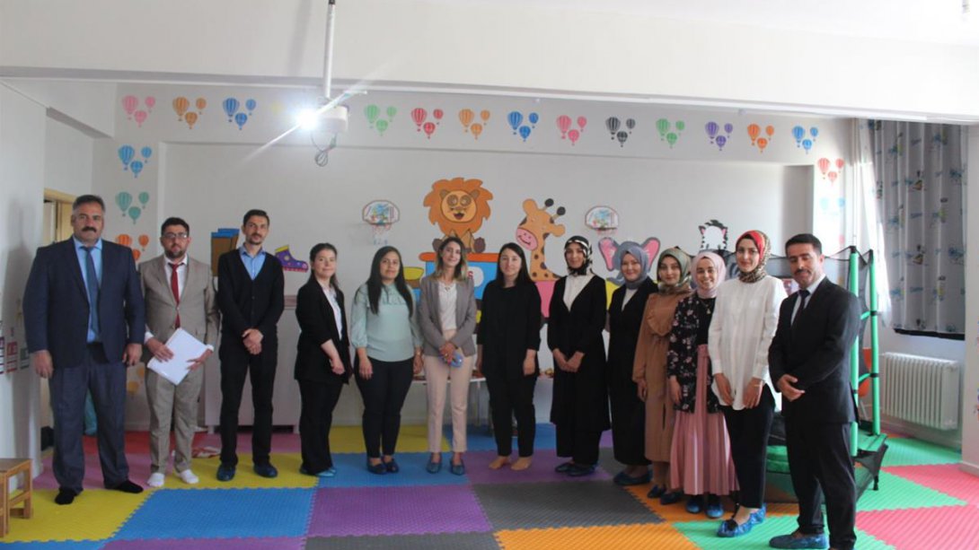 Kaymakamımız Sayın Kübra DEMİRER, İlçe Milli Eğitim Müdürümüz Sayın Necdet BOZYEL ile Şehit Mehmet ÇAPAR İlkokulunu Ziyaret Etti