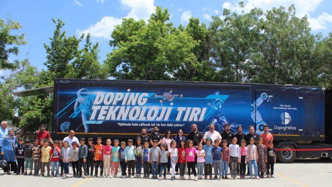 Kaymakamımız Sayın Kübra DEMİRER, İlçe Milli Eğitim Müdürümüz Sayın Necdet BOZYEL ile Doping Teknoloji Tırını Ziyaret Etti