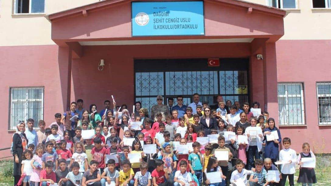 Cumhuriyet İlkokulu ve Dağdibi Şehit Cengiz Uslu İlk/Orta Okulunda İlçemiz Protokolünün Katılımıyla Karne Töreni Gerçekleştirildi 