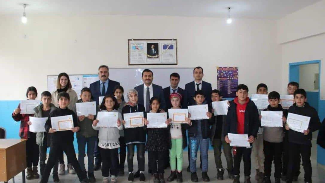 Kaymakamımız Sayın Mücahit ÖZTÜRK Eşmepınar İlk-Ortaokulunda Düzenlenen Karne Dağıtım Törenine Katıldı 