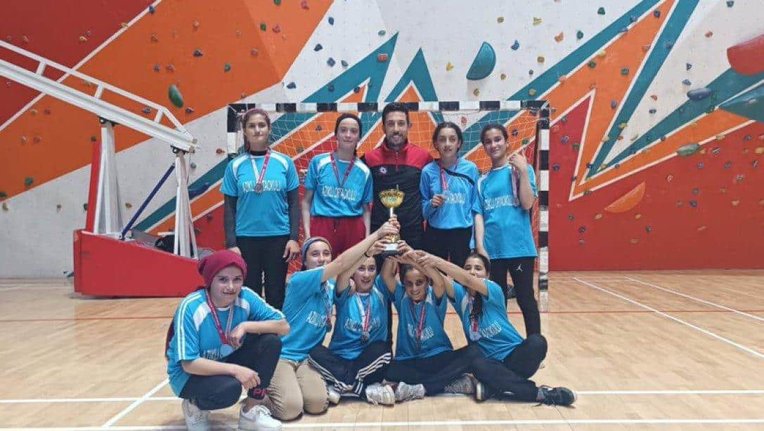 İl Geneli Yapılan Okul Sporları Kapsamında Azıklı Ortaokulu Yıldız Kızlar Hentbol Takımı İl Birincisi Oldu