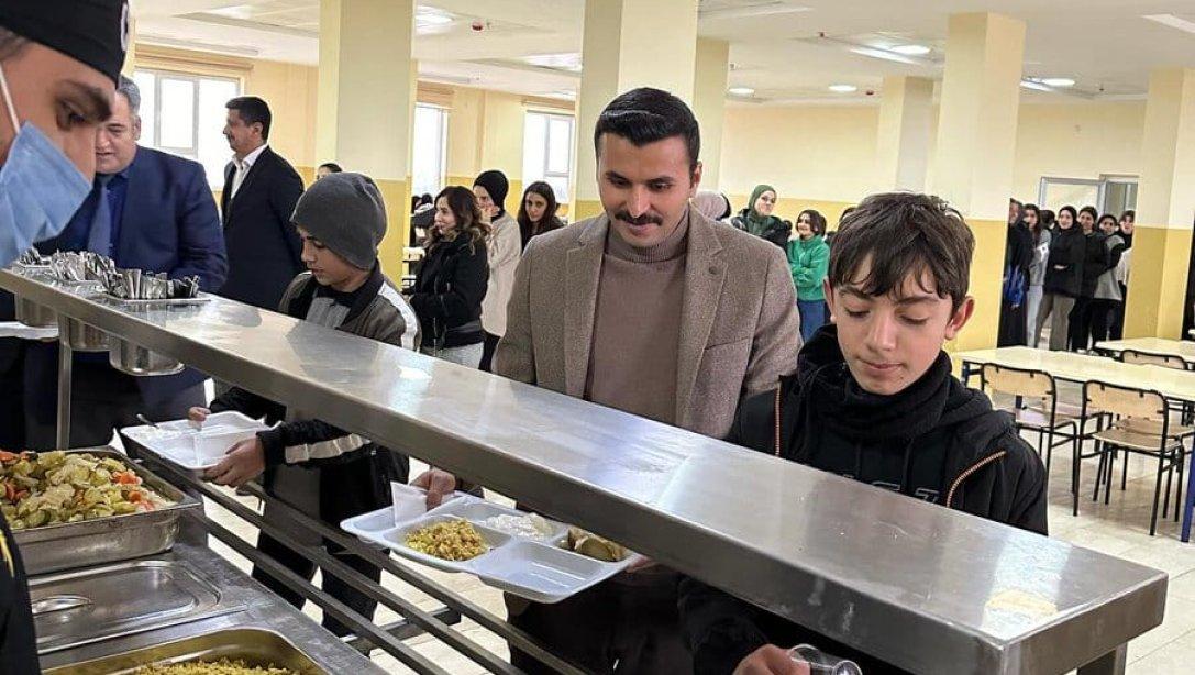 Kaymakamımız Sayın Mücahit ÖZTÜRK, Hasköy Anadolu Lisesi Pansiyonunu Ziyaret Ederek Öğle Yemeğinde Öğrencilere Eşlik Etti